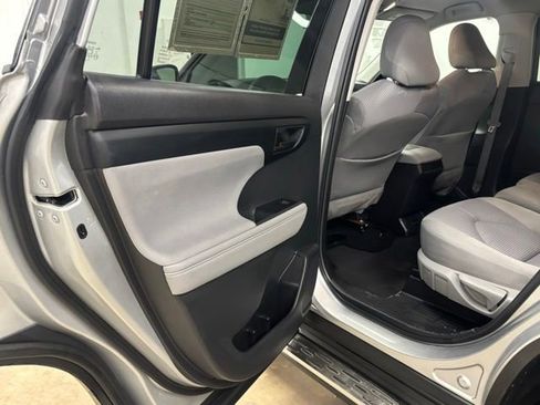 Used 2022 Toyota Highlander L FWD image 16