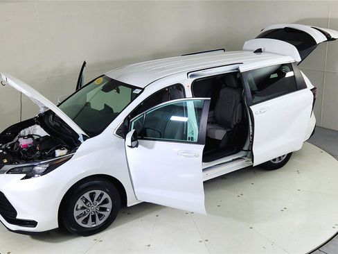 Used 2024 Toyota Sienna LE image 25