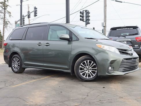 Used 2018 Toyota Sienna XLE w/ XLE Navigation Package image 2