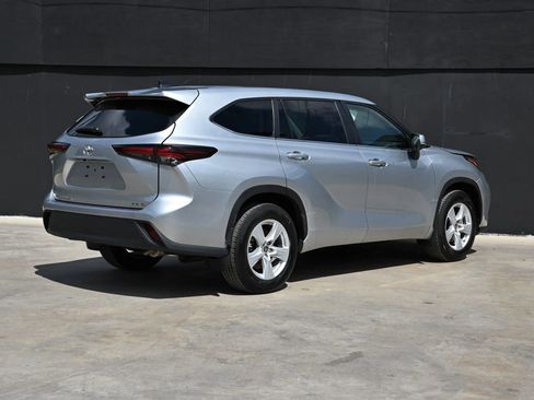 Used 2024 Toyota Highlander LE image 3