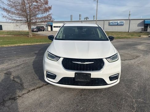 Used 2024 Chrysler Pacifica Select image 2