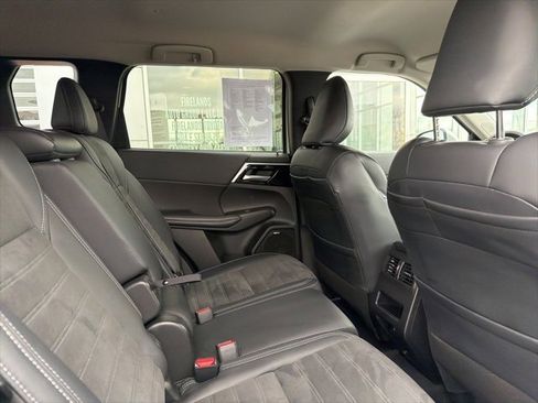 Used 2025 Mitsubishi Outlander SE image 31