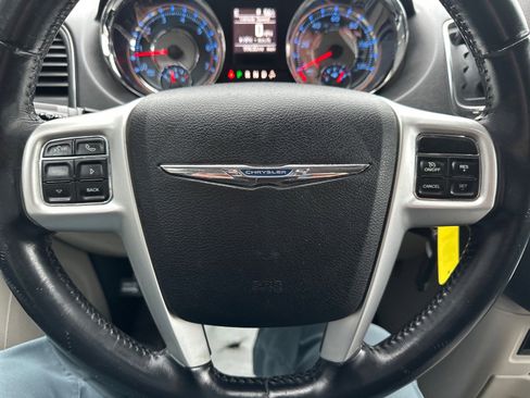Used 2016 Chrysler Town & Country Touring image 23