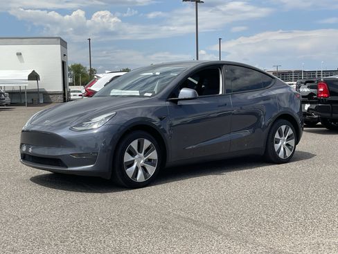 Used 2023 Tesla Model Y Long Range AWD/4WD image 2