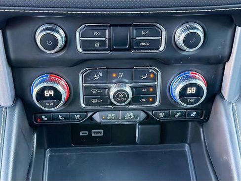 Used 2023 GMC Yukon SLT AWD/4WD image 34