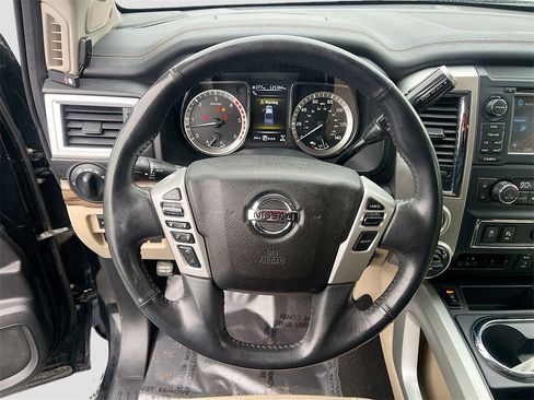 Used 2016 Nissan Titan SL image 11