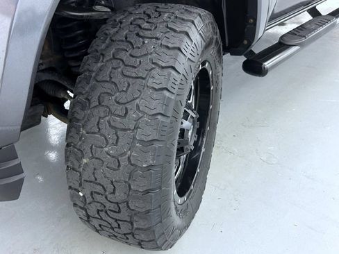 Used 2019 Toyota Tacoma SR5 w/ Four Season Floor Mat Package AWD/4WD image 23