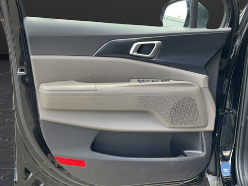 Used 2025 Kia Carnival FWD image 28