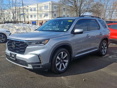 Used 2025 Honda Pilot Touring image 4