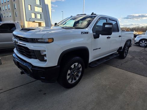 Used 2024 Chevrolet Silverado 2500 Custom w/ Custom Convenience Package image 6