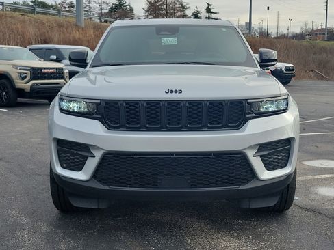 Used 2023 Jeep Grand Cherokee Altitude image 2