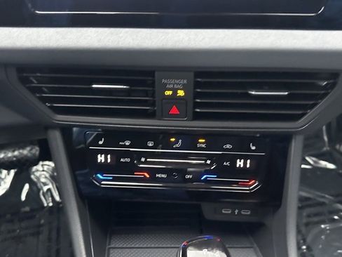 Certified 2025 Volkswagen Jetta SE image 32