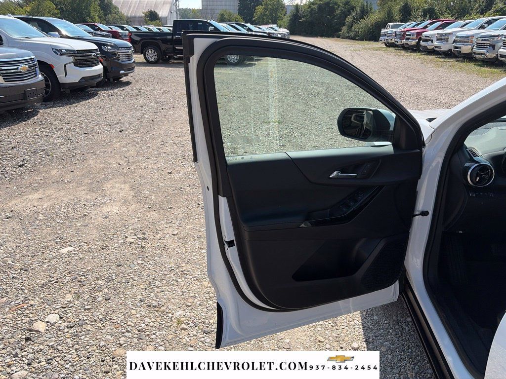 Used 2025 Chevrolet Equinox LT AWD/4WD image 9