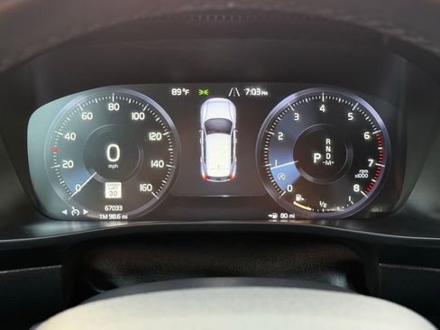 Used 2022 Volvo XC40 T4 Momentum image 35