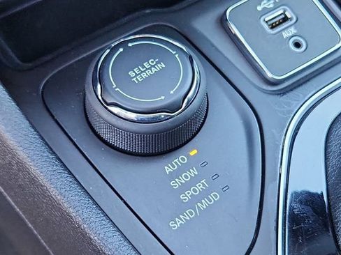 Used 2020 Jeep Cherokee Limited w/ Technology Group AWD/4WD image 32