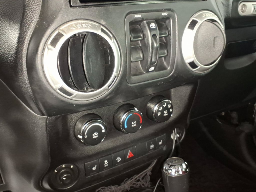 Used 2013 Jeep Wrangler Unlimited Rubicon AWD/4WD image 23