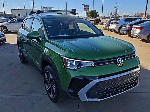 New 2026 Volkswagen Taos SE image 3