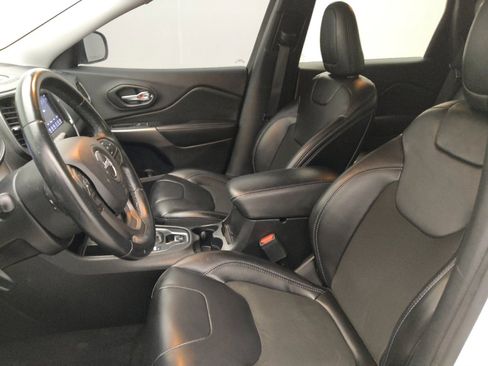 Used 2019 Jeep Cherokee Latitude Plus w/ Comfort/Convenience Group FWD image 17