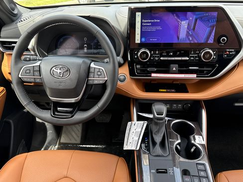 New 2026 Toyota Highlander Platinum image 24