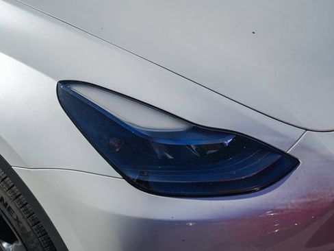 Used 2024 Tesla Model Y Long Range AWD/4WD image 3