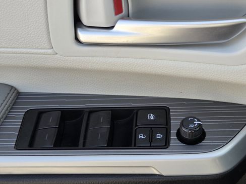 Certified 2025 Toyota Sienna XLE FWD image 27