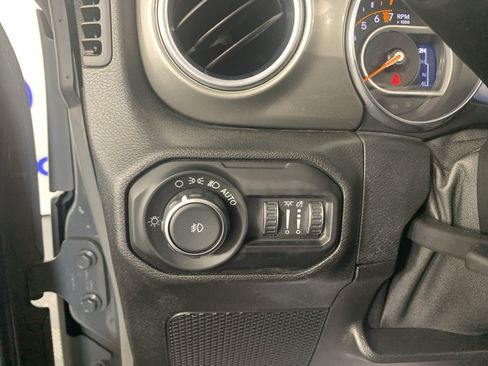 Used 2021 Jeep Wrangler Unlimited Sahara AWD/4WD image 16