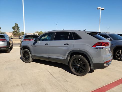 Used 2022 Volkswagen Atlas Cross Sport SE w/ Black Wheel Package image 4