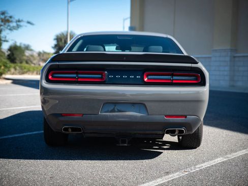 Used 2017 Dodge Challenger SXT image 5