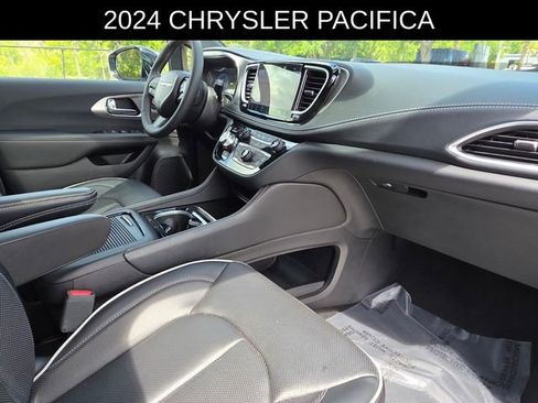 Used 2024 Chrysler Pacifica Limited w/ S Appearance Package image 9