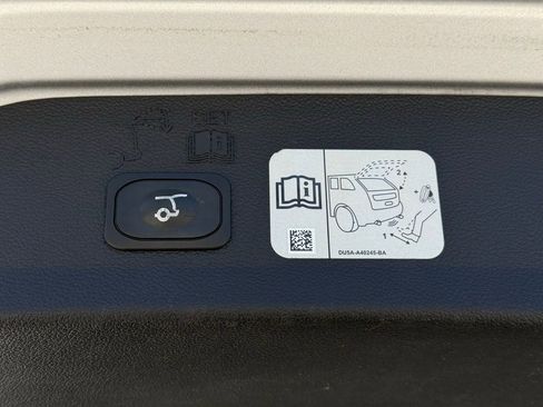 Used 2017 Ford Escape Titanium image 17