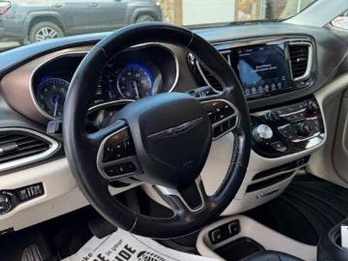 Used 2018 Chrysler Pacifica Touring-L w/ Tire & Wheel Group image 9