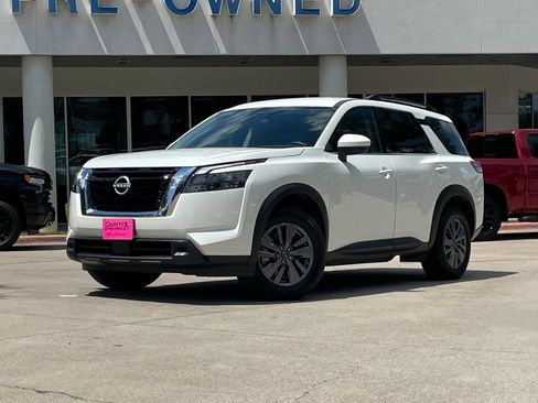Used 2024 Nissan Pathfinder SV FWD image 2