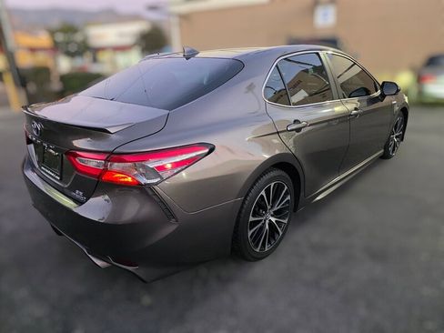 Used 2018 Toyota Camry SE image 6