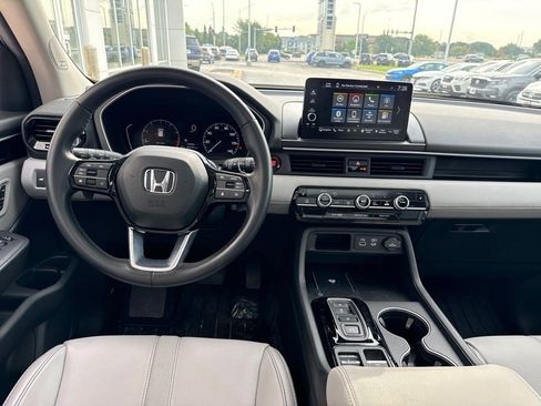 Used 2025 Honda Pilot Touring image 8