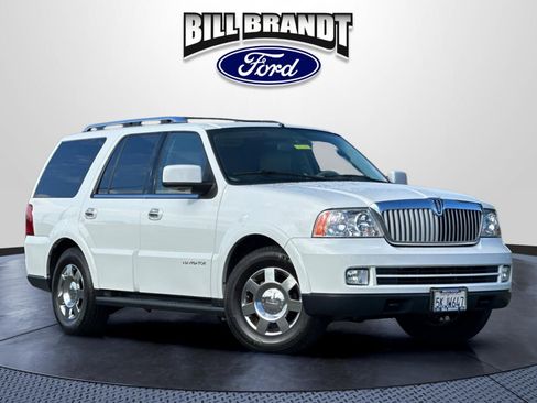 Used 2005 Lincoln Navigator 4WD image 1