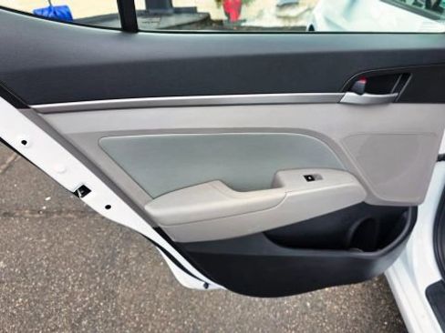 Used 2017 Hyundai Elantra SE image 27