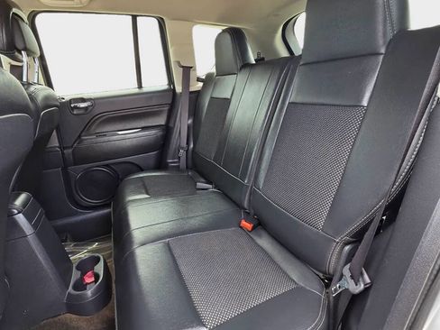 Used 2017 Jeep Compass Latitude FWD image 13