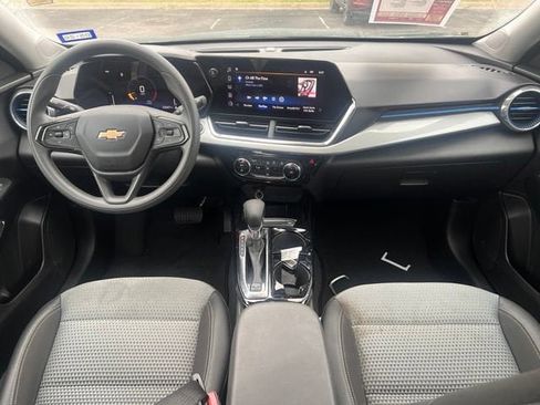 Used 2025 Chevrolet Trax LT FWD image 11