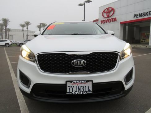 Used 2017 Kia Sorento LX w/ LX Convenience Package image 2