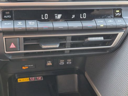 Used 2025 Toyota Camry SE FWD image 19