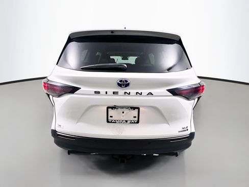 Used 2023 Toyota Sienna XLE FWD image 6