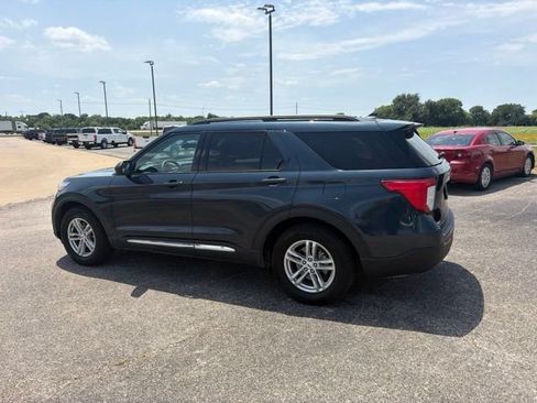 Used 2023 Ford Explorer XLT RWD image 4