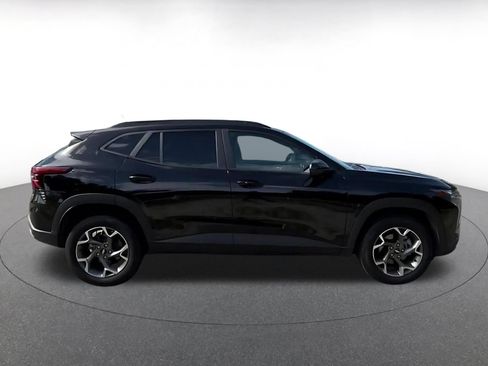 Used 2025 Chevrolet Trax LT w/ LT Convenience Package FWD image 16