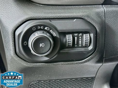 Used 2018 Jeep Wrangler Unlimited Sahara AWD/4WD image 10