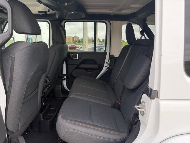 Used 2024 Jeep Wrangler Unlimited Sahara AWD/4WD image 10