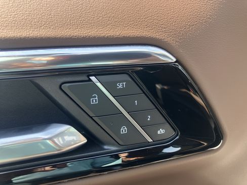 Used 2025 Chevrolet Tahoe High Country AWD/4WD image 19