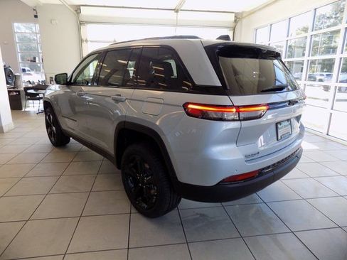 New 2025 Jeep Grand Cherokee Limited w/ Luxury Tech Group II RWD image 8