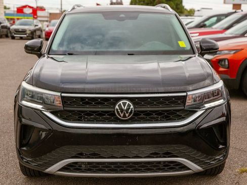 Used 2022 Volkswagen Taos SE w/ Panoramic Sunroof Package FWD image 3