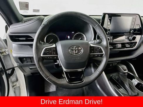 Used 2022 Toyota Highlander XSE FWD image 11