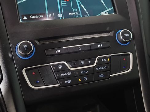 Used 2018 Ford Fusion SE w/ Equipment Group 201A FWD image 23